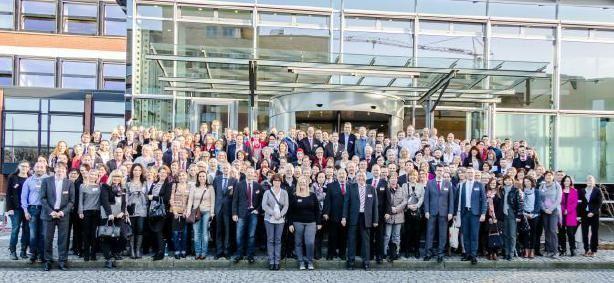 Auf den Stufen der Sparkassenakademie Münster